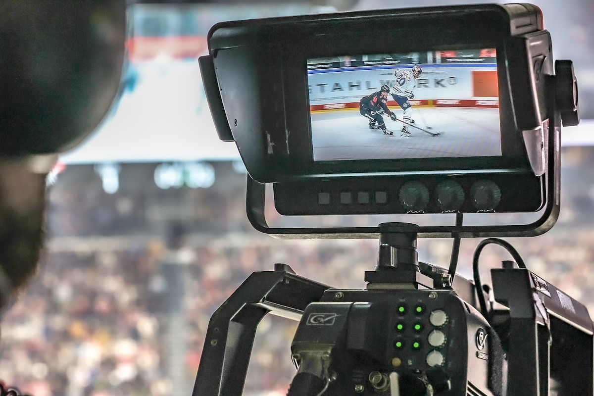 TV-Produktion: Eishockey, Köln, Lanxess Arena, Oberrang: Spielszenen und Kameras