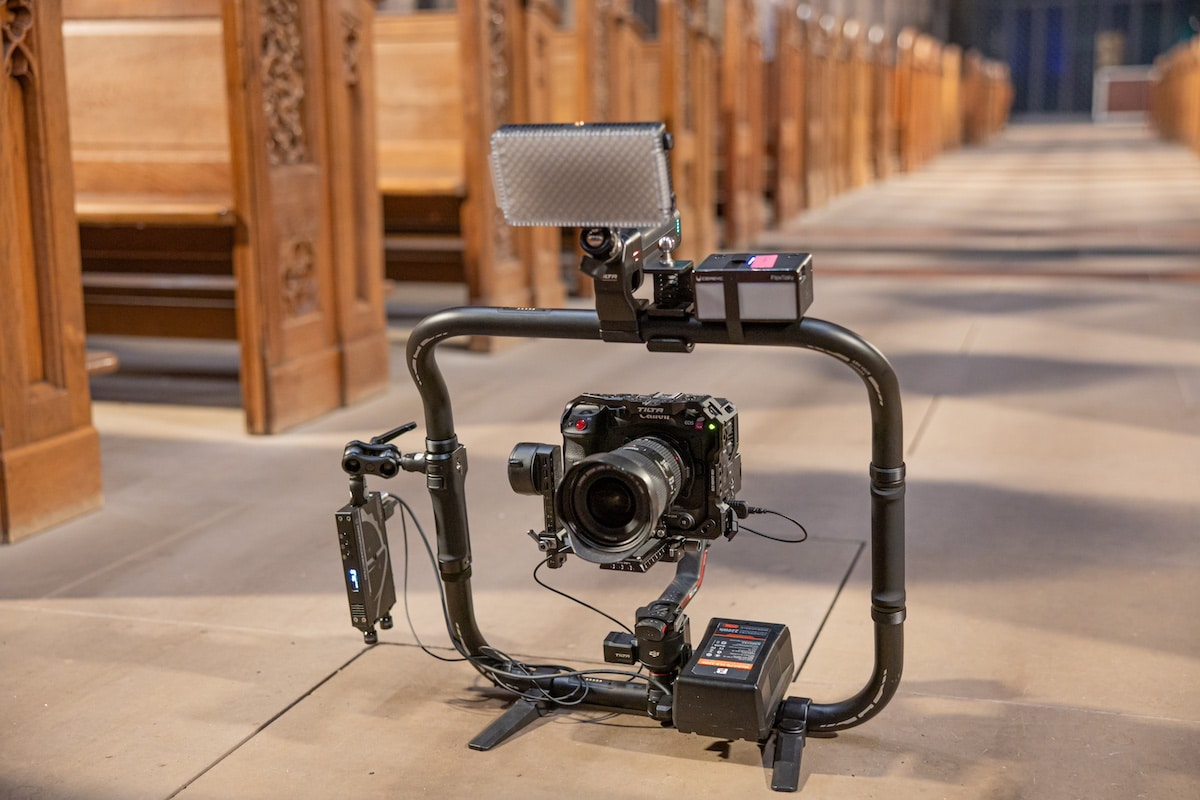 Das RS-3-Pro-Setup mit Canon C70 und EF 16-35 F4, DwarfConnection ULR1 Mk II, Sender, Tally und Lampe