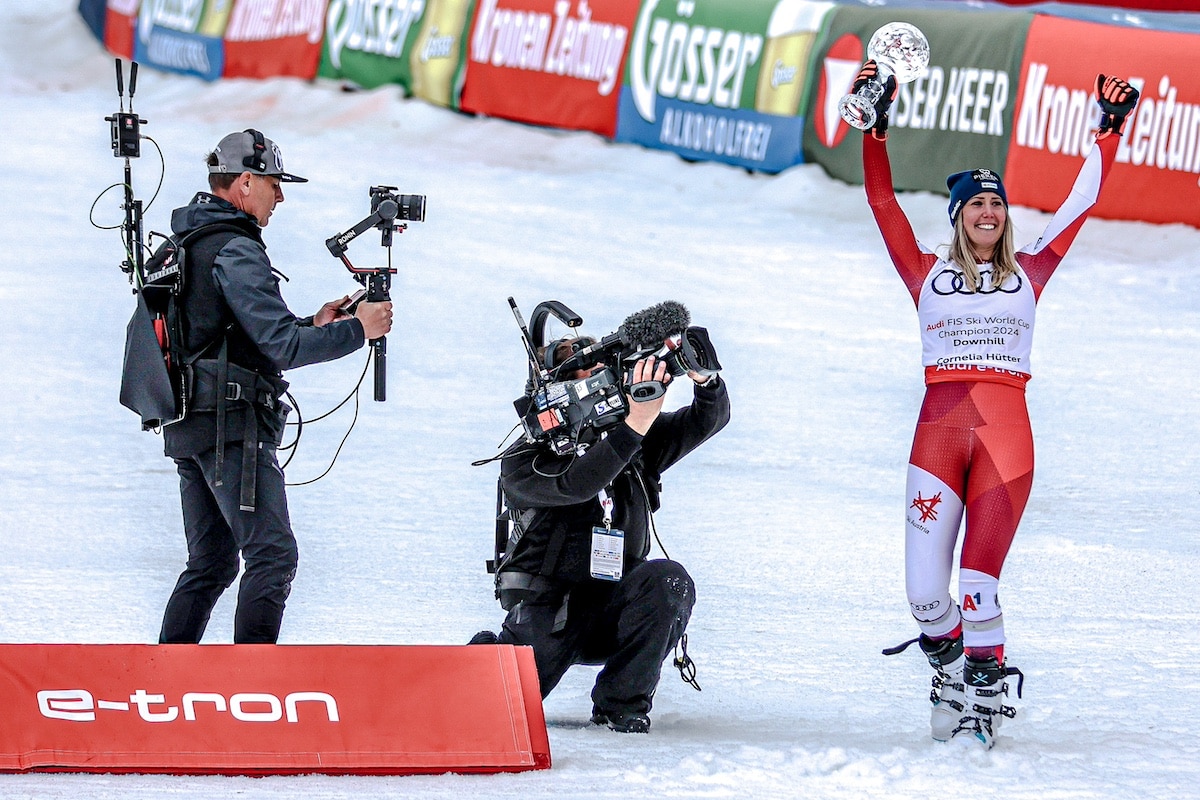  Abfahrts-Weltcupsiegerin Cornelia Hütter mit Hand- und Gimbal-Kamera
