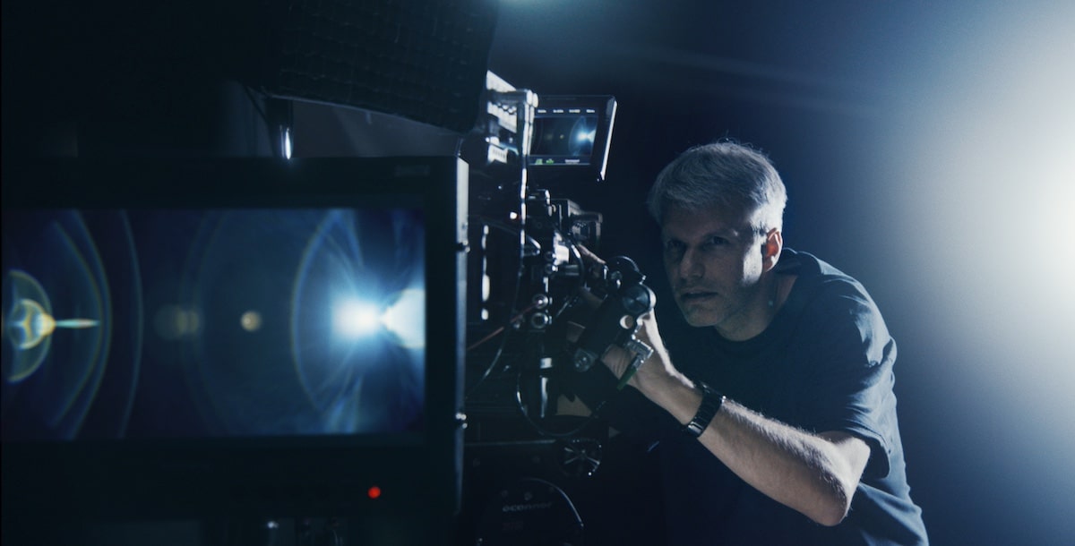 DoP Markus Förderer bei einem OPbjektivtest für Cineflares