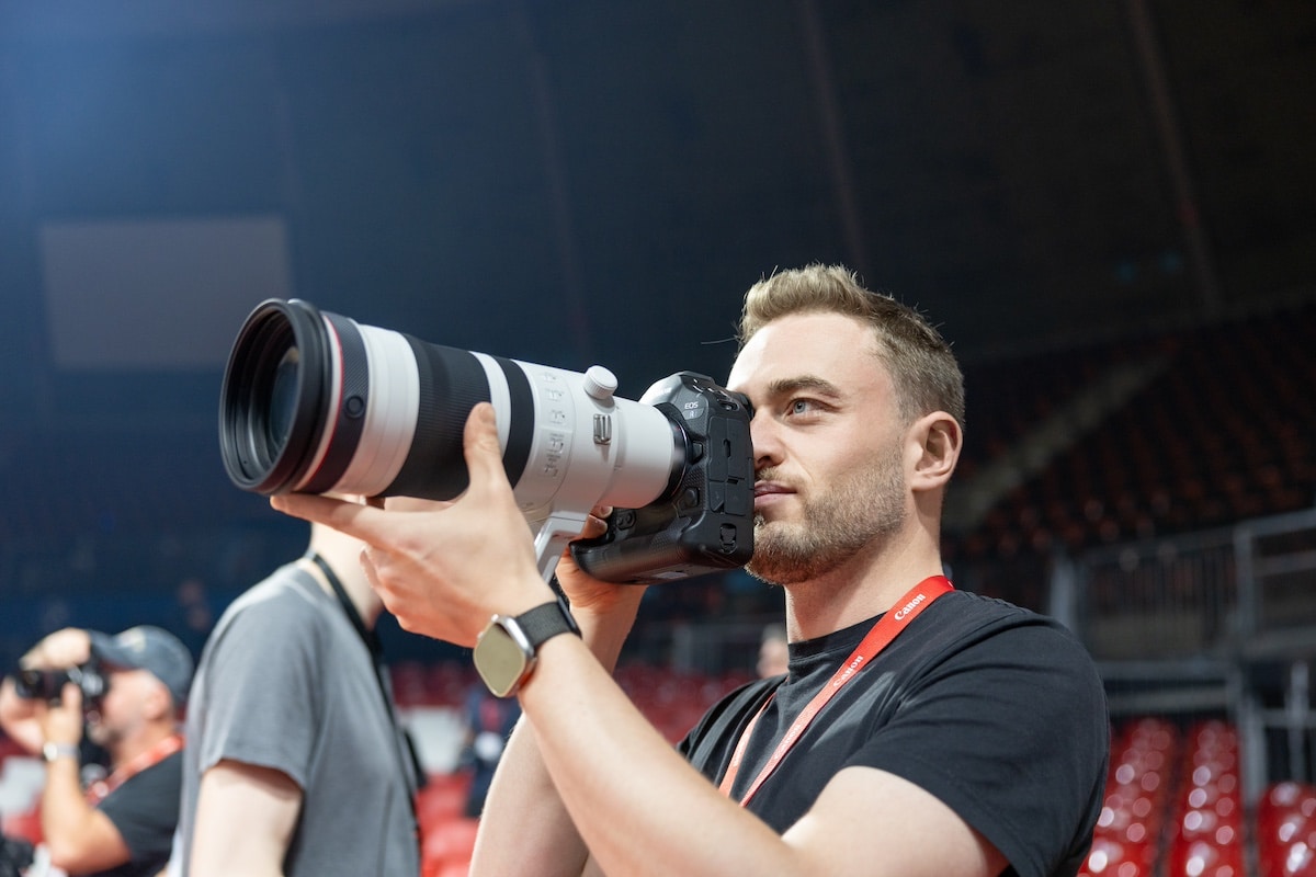 Sven Kubeile mit Canon Kamera und Objektiv