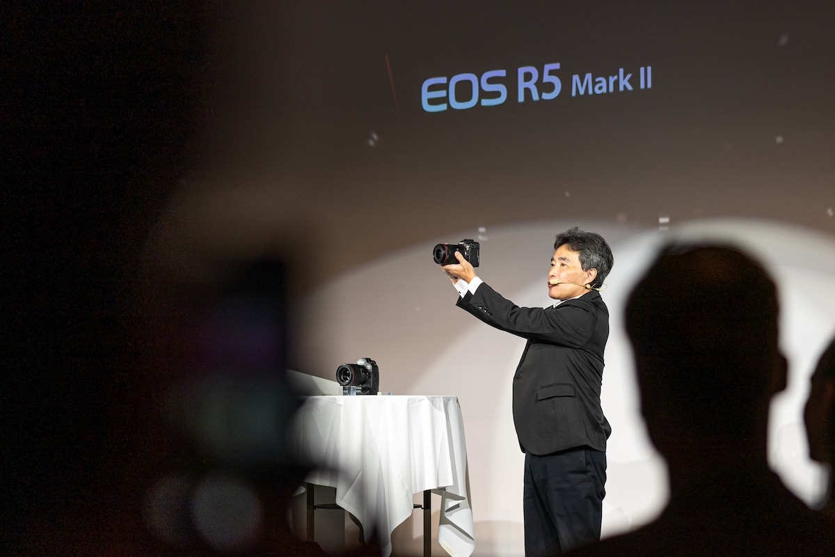 Manabu Kato von Canon präsentiert die EOS R5 II.