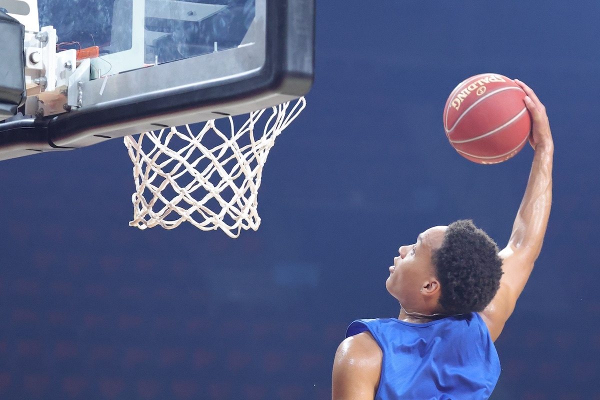 Mit der Canon R1 fotografiertes Beispielbild eines Basketballers