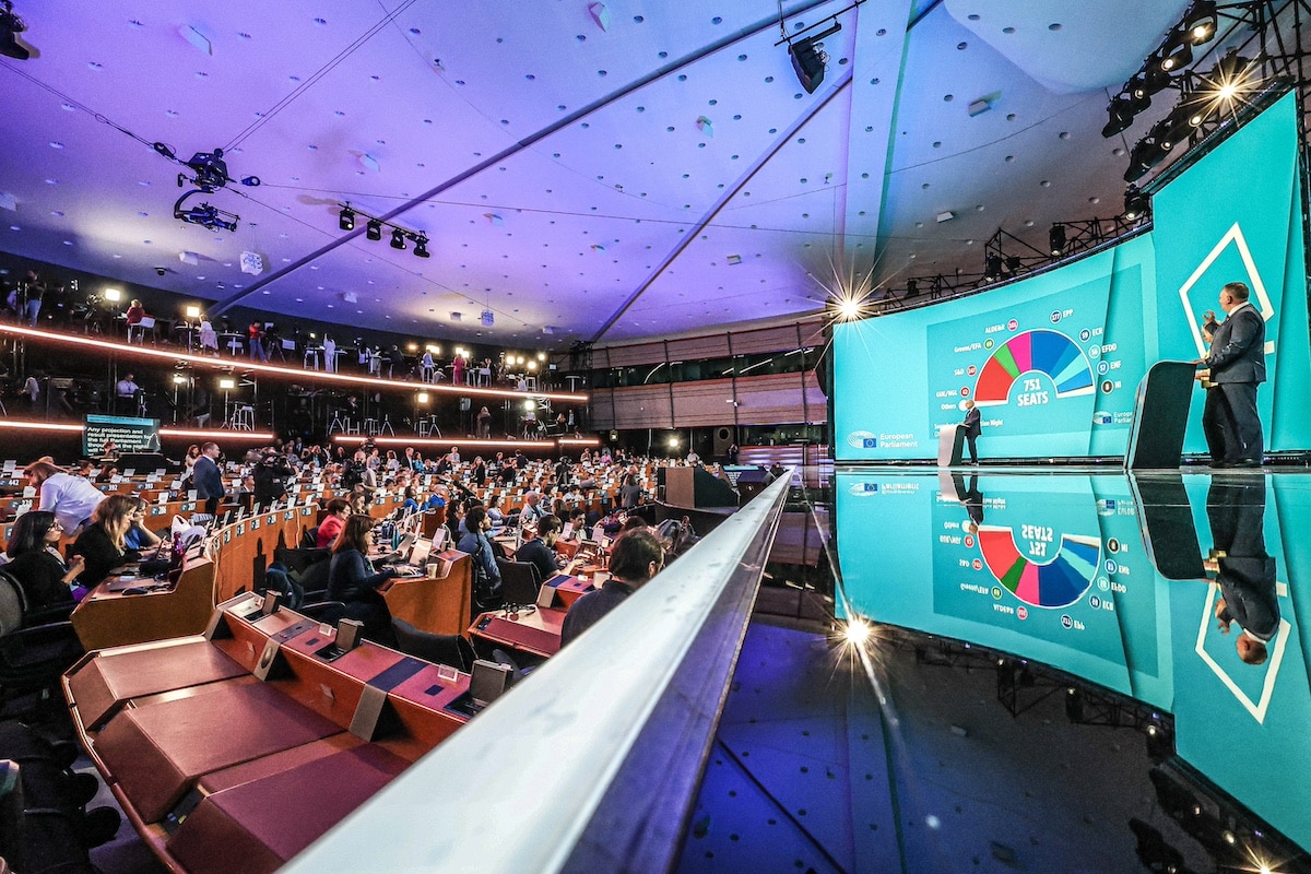 Zum TV-Studio umgebauter Plenarsaal, Bühne mit LED-Wall