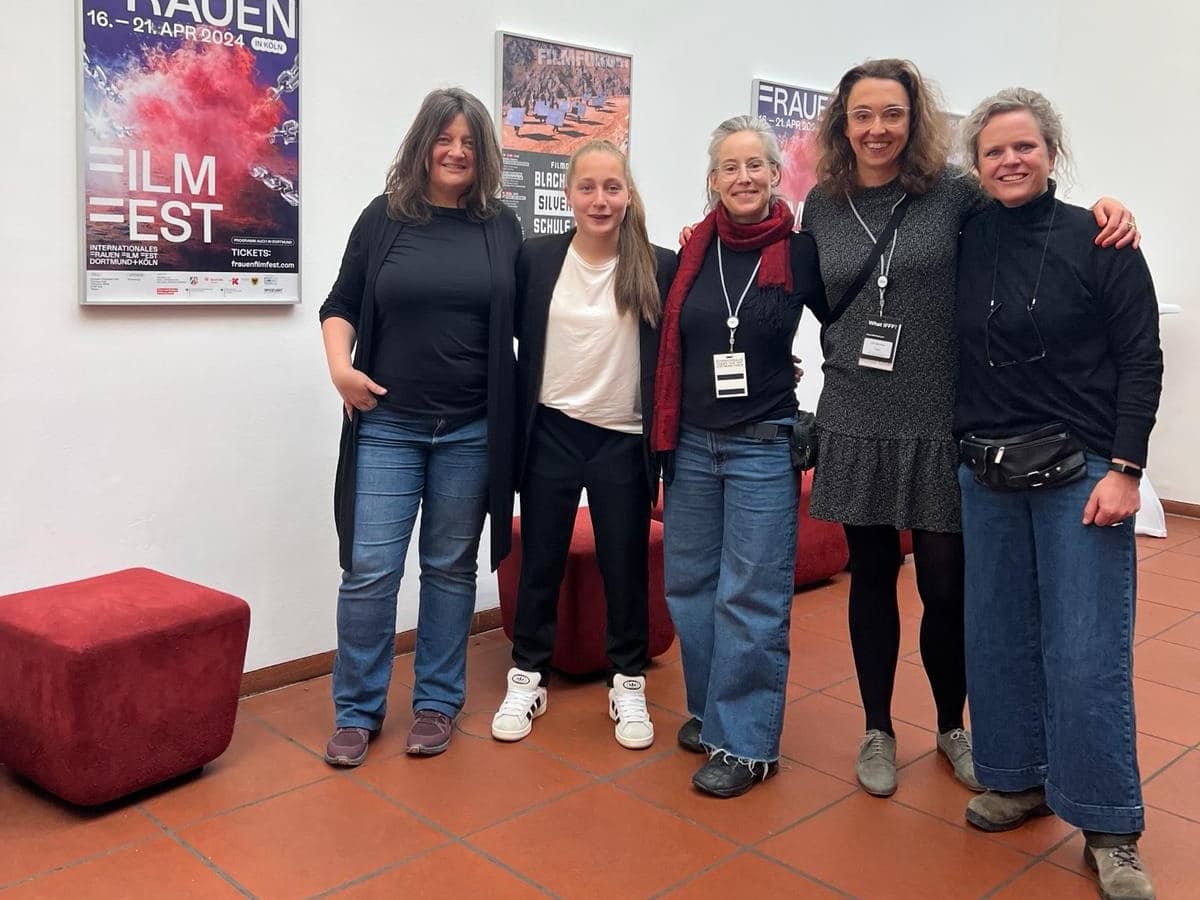 Das Team von "Kicken wie ein Mädchen" auf dem IFFF in Köln (von links): Regisseurin Karin deMiguel Wessendorf, Protagonistin Chayenne Schwarz, DoP Jennifer Günther sowie Jule Murmann vom IFFF und die freie Filmvermittlerin Antje Knapp, Moderatorin der Vorführung. 