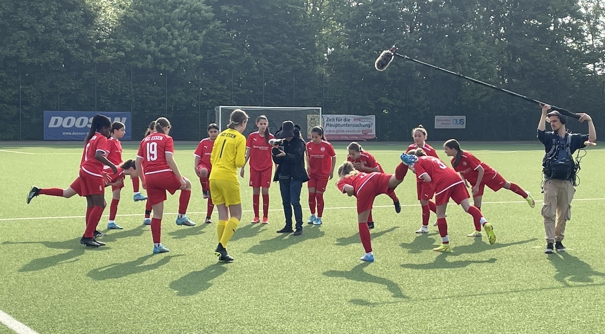 DoP Jennifer Günter bei Dreharbeiten auf einem Fußballfeld