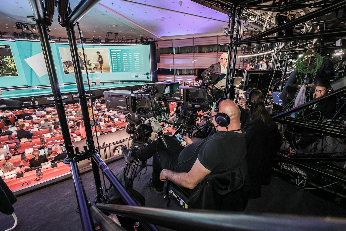 Zum TV-Studio umgebauter Plenarsaal, zwei Führungskameras mit Kameraleuten