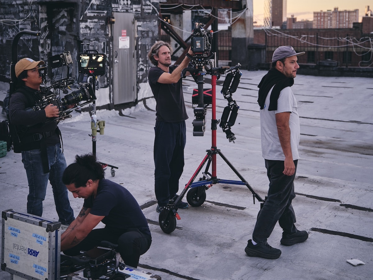 DoP Alejandro Mejía im weißen T-Shirt mit seiner Crew auf einem Dach im New Yorker Stadtteil DUMBO