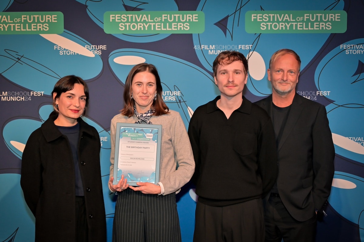 Giulia Schelhas, Preisträgerin des diesjährigen Student Camera Award, um- rahmt von den Jurymitgliedern Selin Dettwiler und Anton von Lucke sowie „Film & TV Kamera“-Chefredakteur Uwe Agnes