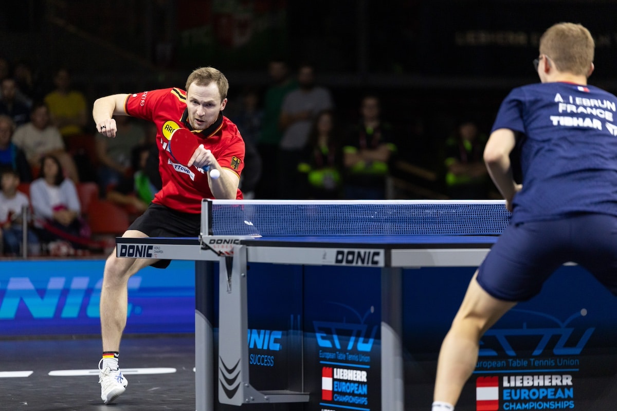 Zwei Männer spielen Ping-Pong